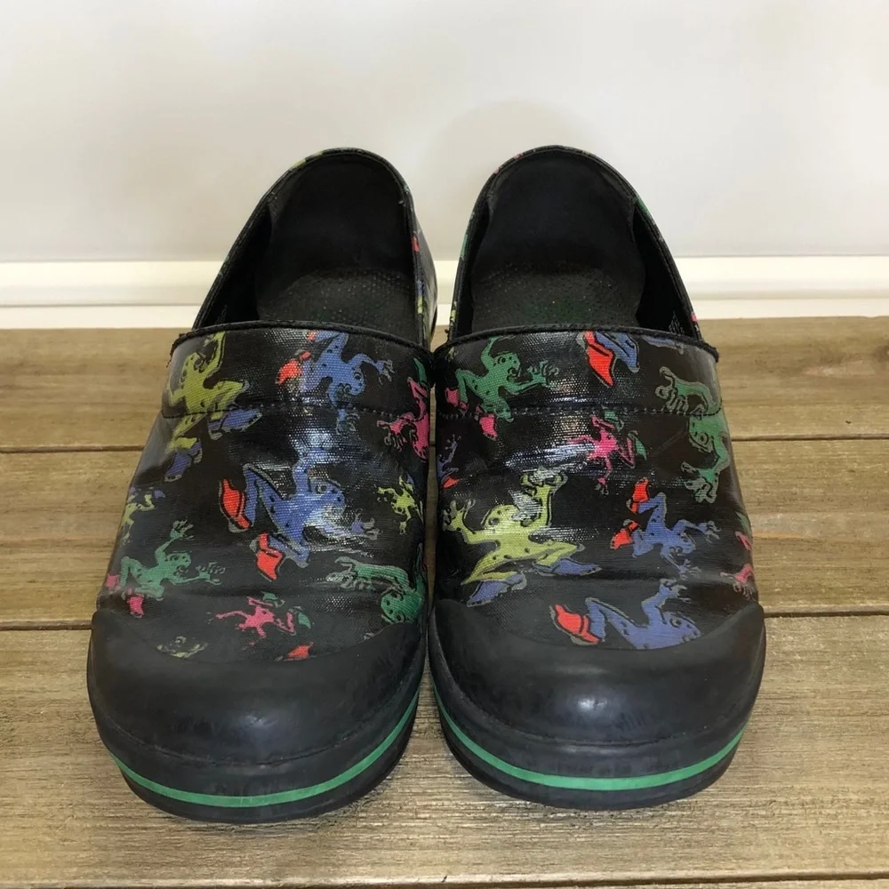 Colorful Dansko shoes with geckos! - Picture 2 of 6